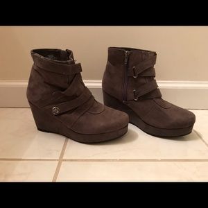 Stuart Weitzman Gray Wedges US 5 EU 37 Fits like 7